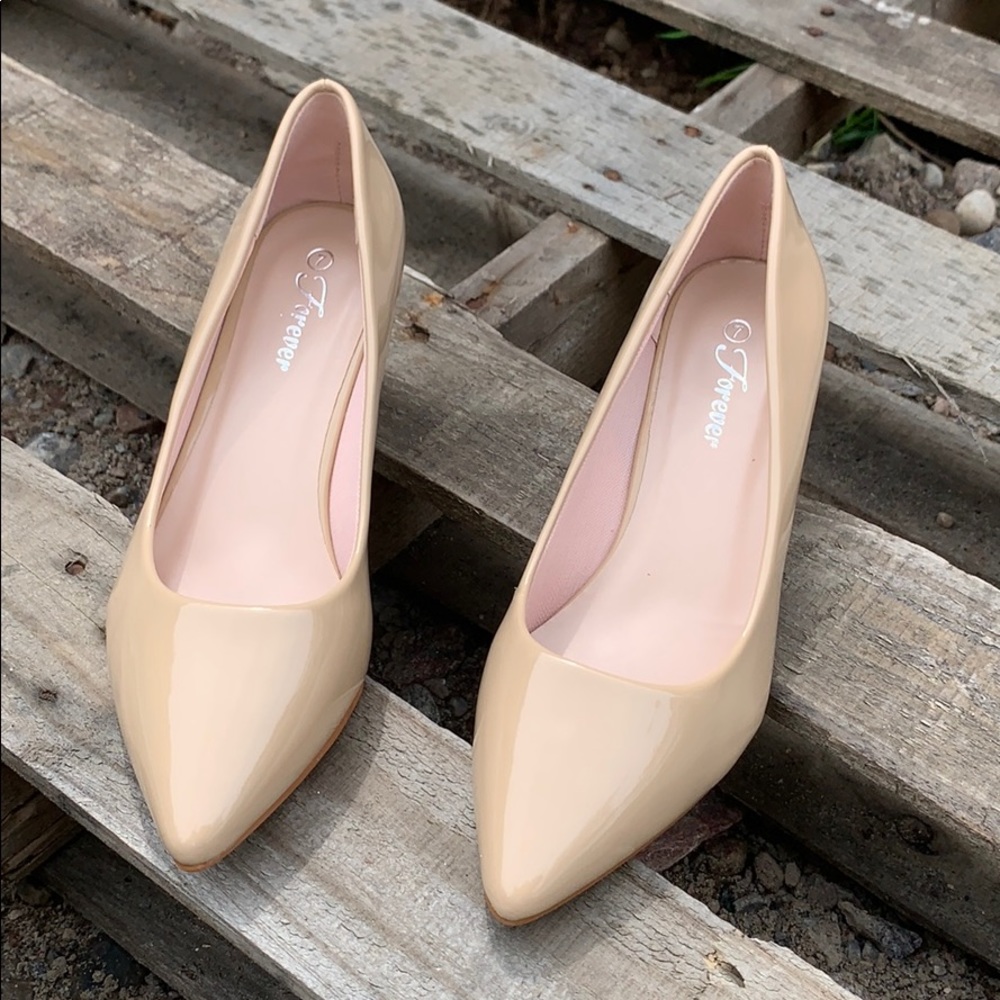 NWT nude kitten heels